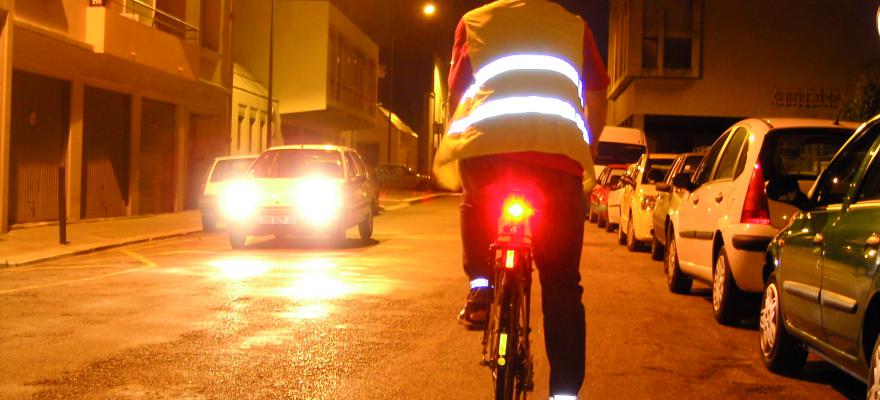 Rouler de nuit en sécurité: lumières et réflecteurs.